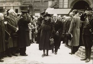 Koningin Wilhelmina bezoekt in Londen de puinhopen van de gebombardeerde Nederlandse kerk (RVD, 1941)