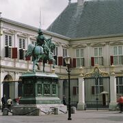 Voorzijde met ruiterstandbeeld van Willem van Oranje