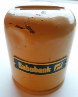 Rabobankspaarpot uit de jaren 70 met het logo ontworpen door Total Design (Wim Crouwel & Wim van der Weerd) in 1973.