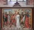 Rondleiding door de Sint Bavokerk nr. 53 De Kruisweg nr. 2: Jesus neemt het kruis op zijne schouderen – Op koperen plaat gemaakt door de Gebroeders Windhausen te Roermond 1899 (Zijgang links)