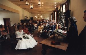 Elise Fraterman en Richard Wiegers waren het eerste bruidspaar dat op Beeckestijn in de echt werd verbonden. Aangekocht in 1997 van United Photos de Boer bv. - Negatiefnummer 42969 kc 16. - Gepublicee.JPG
