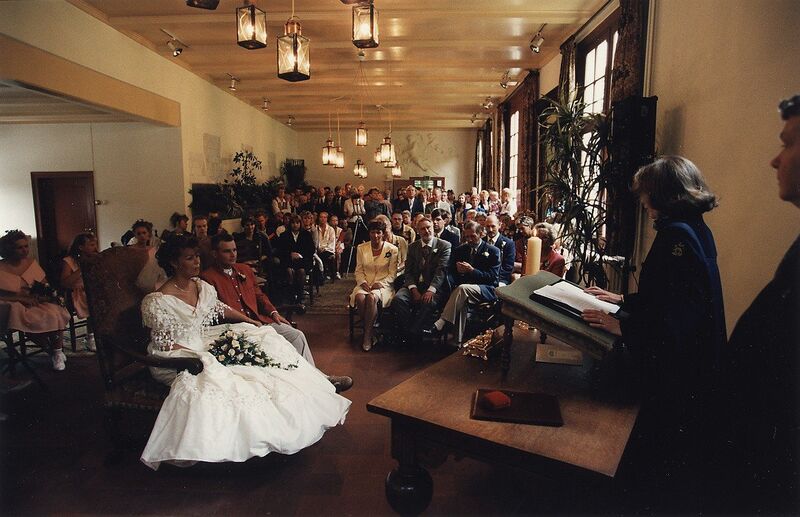 Bestand:Elise Fraterman en Richard Wiegers waren het eerste bruidspaar dat op Beeckestijn in de echt werd verbonden. Aangekocht in 1997 van United Photos de Boer bv. - Negatiefnummer 42969 kc 16. - Gepublicee.JPG