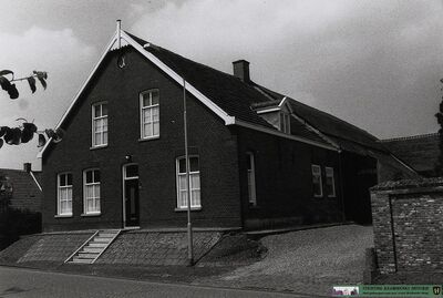 Lange Broekstraat 4 - Woonhuis. Gebouwd in ca. 1890 - BHIC Identificatienummer PNB001053395 (Foto Wies van Leeuwen - Provincie Noord-Brabant - BHIC maandag 22 juli 1991)