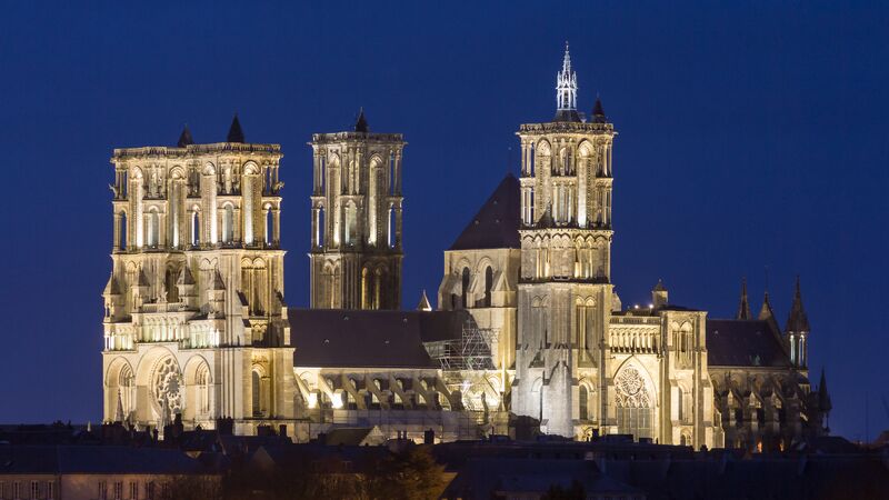 Bestand:Cathédrale Notre-Dame de Laon at night-5675.jpg