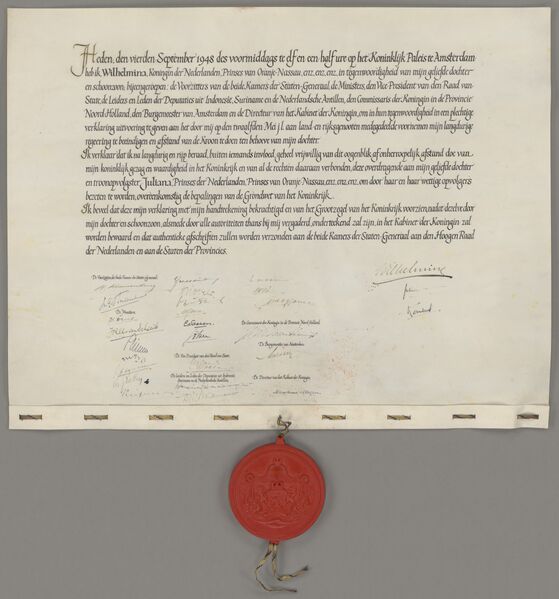 Bestand:Akte van abdicatie van koningin Wilhelmina - Deed of abdication of Queen Wilhelmina (8637711380).jpg