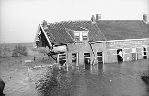 Watersnoodramp 1953 - Zwaar beschadigd huis.jpg