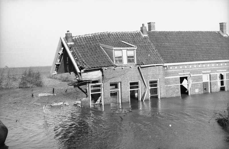 Bestand:Watersnoodramp 1953 - Zwaar beschadigd huis.jpg