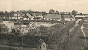 Foto genomen vanuit een wachttoren van Sobibor, met gevangenen en bewakers.jpg