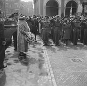 Koningin Wilhelmina bij Paleis Noordeinde wordt gegroet door een erewacht, 6 juni 1945 (Nationaal Archief)