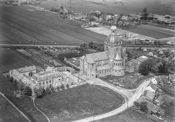 Luchtfoto Raamsdonk kerkplein op de voorgrond, opname 3 juli 1924 (digitaal bewerkt door Terry van Erp)