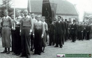 Rouwstoet bij de herbegrafenis van Cornelis Oom op 18 augustus 1940 te Raamsdonk