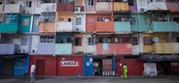 Bergingen en doorloop in de plint van een flat in Panama-Stad