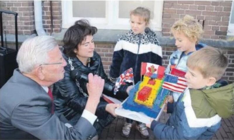 Bestand:Leerlingen-Hoge-Waai-overhandigen-kunstwerk-aan-burgemeester-01.jpg