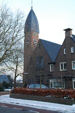 Paraboolvormige spits op de Pelgrimskerk.