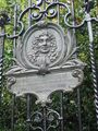 Plaquette met informatie over Antoni van Leeuwenhoek, aan een hek op de hoek van Oude Delft en Boterbrug, Delft