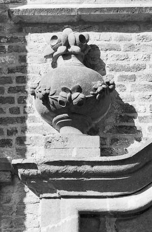 Lambertuskerk raamsdonk exterieur detail van ingang omlijsting 20304349.jpg