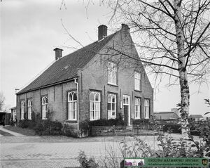 Foto: woensdag 1 januari 1975 - Objectnummer: 164.828 Molenstraat 42 Raamsdonk, gemaakt door G.J. Dukker (Voormalig postkantoor)