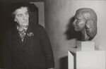 De Israëlische minister Golda Meïr bekijkt een kop van Anne Frank, Amsterdam, 1964