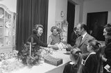 Koninklijk Huis houdt jaarlijks kerstfeest voor personeel op Huis ten Bosch, 23 december 1970 (Nationaal Archief)