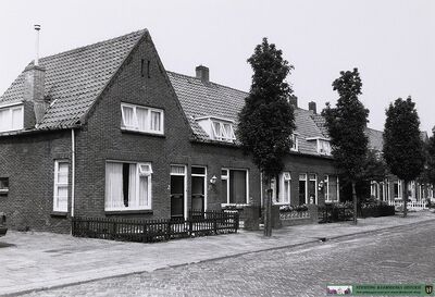 Raadhuisstraat 63 t/m. 77, sociale huurwoningen gebouwd begin 1920.. Huizen nr. 65 en 67 staan er nog, rest is afgebroken. collectie BHIC, nr. PNB001053496