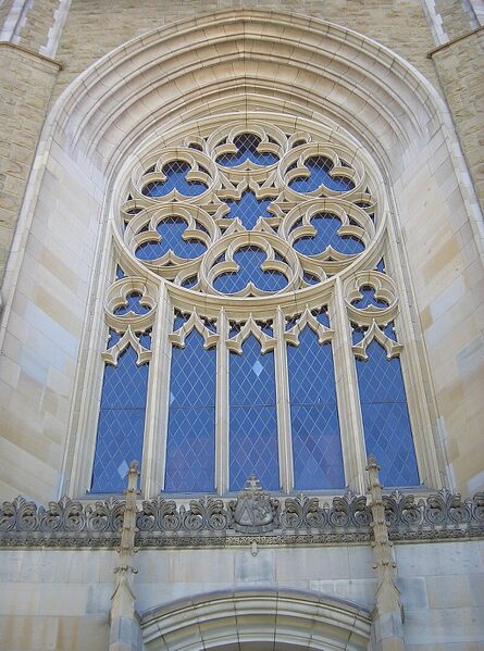Bestand:Newman College - chapel window.jpg