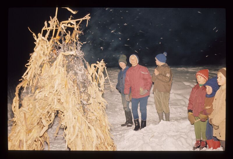 Bestand:Pehtra baba iz Ziljske doline 1967 - Otroci molijo pred gorečo grmado.jpg