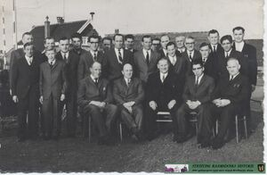 De Raamsdonkse duivenclub, "De Luchtstrijd", opgericht rond 1925, foto is gemaakt in het parkje aan de Stationstraat naast op dat moment café Bouwens, daar was de duivenclub ook gevestigd.