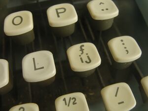 20220410 Florin sign and ij digraph on Dutch typewriter.jpg
