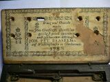 Münzwaage um 1784 Goldwaage im original Holzkasten. verkaufe eine alte Münzwaage mit Gewichten ( leider unvollständig.) Das Deckblatt innen ist leider auch beschädigt. Es sind noch drei andere Gewichte dabei, die aber höchstwahrscheinlich nicht zu dieser Waage gehören, die ich aber mit dazu gebe. Die Größe des Kastens beträgt 13 x 7 x 2,5 cm.