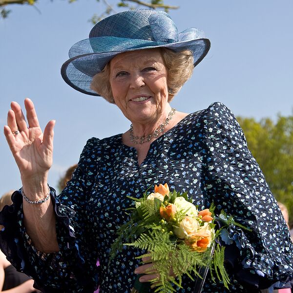 Bestand:Koningin Beatrix in Vries.jpg