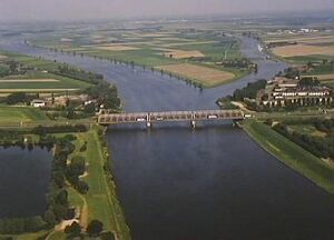 De Bergsche Maas en de Brug bij Keizersveer in 1979. (Foto: Rijkswaterstaat).