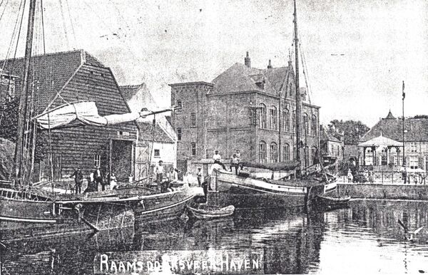 Links de hooipers van Huijsman en Lankhuijzen na 1884. Ook wel de hooipers van Steven van Dongen genoemde Later van zijn zoon Piet v Dongen. Bijnaam Piet Hooi