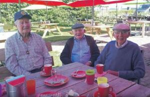 In de kersentuin, augustus 2019: Van links naar rechts: Cel Zijlmans (93), Ad van Onzenoort (94) en Piet Boons (95)