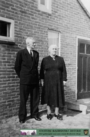1951 Erf voormalig schoolhuis Molenstraat 37 het echtpaar Jan Hermanus Roosenbrand en Johanna Antonia (Jans) van Wijngaarden (fotograaf Henk Postma)