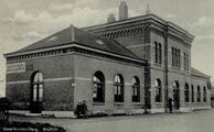 station Geertruidenberg - stationsgebouw (1910) - Hoog middendeel (met gekanteelde borstwering) en twee lage vleugels Bron: Peter Schutte