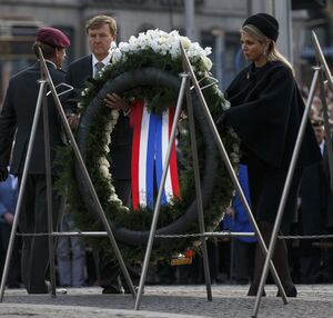 Kranslegging Koning en Koningin.jpg