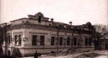 Het Ipatiev-huis in Jekaterinenburg is een plek waar de geschiedenis een duistere en dramatische wending nam. Het was daar dat de Romanov-familie, de laatste keizerlijke familie van Rusland, in 1918 aan hun tragische einde kwam. Het huis werd vernoemd naar de oorspronkelijke eigenaar, ingenieur Nikolaj Ipatiev, en werd later door de bolsjewieken het "Huis van Speciaal Doel" genoemd. In een notendop, de Romanovs werden gevangen gehouden in dit huis terwijl de Russische Revolutie woedde on. Op een noodlottige nacht werden ze wakker gemaakt en naar de kelder geleid, waar ze werden geëxecuteerd in een hagel van kogels en bajonetten. Het was een bruut einde van een dynastie die Rusland meer dan 300 jaar had geregeerd. Het Ipatievhuis werd in 1977 afgebroken, bijna 60 jaar nadat de Romanovs werden vermoord. De plek is nu de thuisbasis van de Kerk op Bloed ter ere van Allerheiligen Schitterend in het Russische Land, een plechtige herinnering aan de gebeurtenissen die zich daar afspeelden.