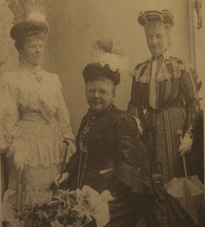 Koningin Emma en haar twee hofdames Henriëtte (rechts) en Elise (links). (Foto afkomstig uit het boek ‘Vertel dit toch aan niemand’ en eigendom van het Gemeentearchief Zeist)