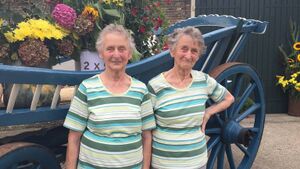 Echte Zusterliefde - 90 jarige Bets en Nel uit Raamsdonk vieren 90ste verjaardag weer samen