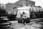 station Geertruidenberg - stationsgebouw (1954) - Hoog middendeel (met gekanteelde borstwering) en twee lage vleugels Bron: https://langstraatspoorlijn.nl Langstraatspoorlijn.nl] Jan van Velthoven