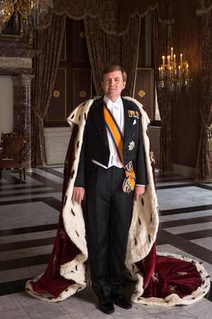 Zijne Majesteit Koning Willem-Alexander met koningsmantel april 2013.jpg