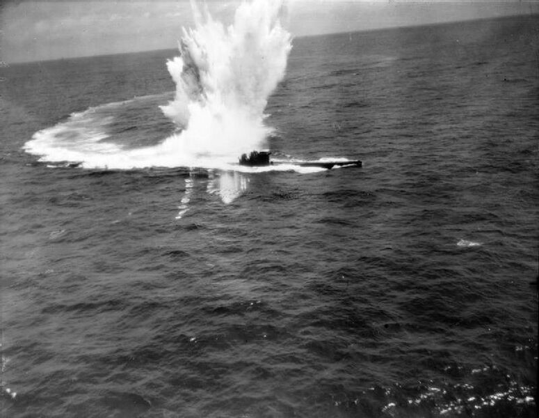 Bestand:German submarine U-243 under attack by RAAF Sunderland aircraft in the Bay of Biscay, 8 July 1944 (C4603).jpg