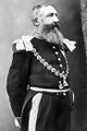 Leopold II der Belgen, Ridder in de Orde van de Kousenband, laat zien hoe een keten met zijden linten aan de epauletten op de schouder behoort te worden bevestigd.