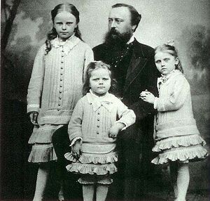 Grafregent Ernst zur Lippe-Biesterfeld mit seinen Töchtern. Detmold, Studioaufnahme.jpg