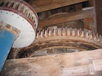Spoorwiel (losse dammen) met steenrondsel van de molen De Hoop in Garderen