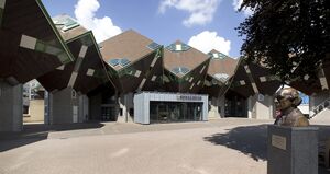 Overzicht ingangspartij van het theater, ontworpen door Piet Blom - Helmond - 20536874 - RCE.jpg