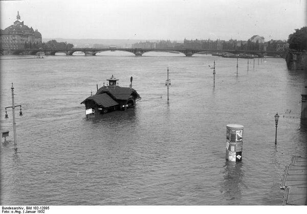 Overstroming in Dresden door hoogwater van de Elbe in januari 1932.