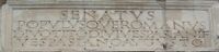 Een inscriptie in capitalis monumentalis op de triomfboog van Titus, Rome