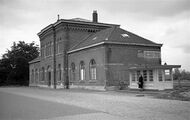 station Geertruidenberg - stationsgebouw (1961) - Hoog middendeel (met gekanteelde borstwering) en twee lage vleugels Bron: Kees van de Meene