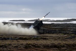 Een-amraam-raket-verlaat-de-canister-van-de-lanceerinrichting.jpg